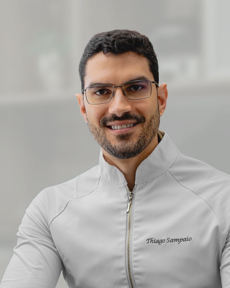 Thiago Sampaio, nutricionista, no consultório